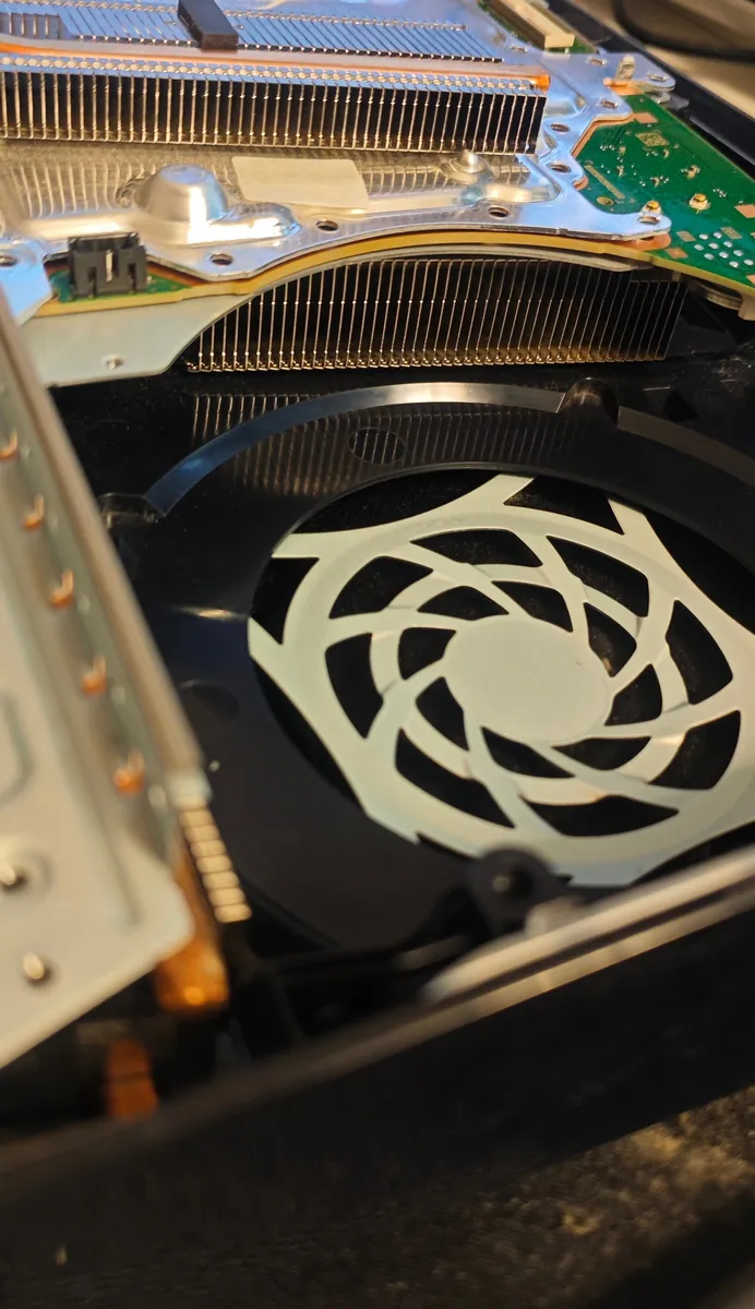 Inside the PS5 after cleaning: a clean fan opening and clear heatsink fins